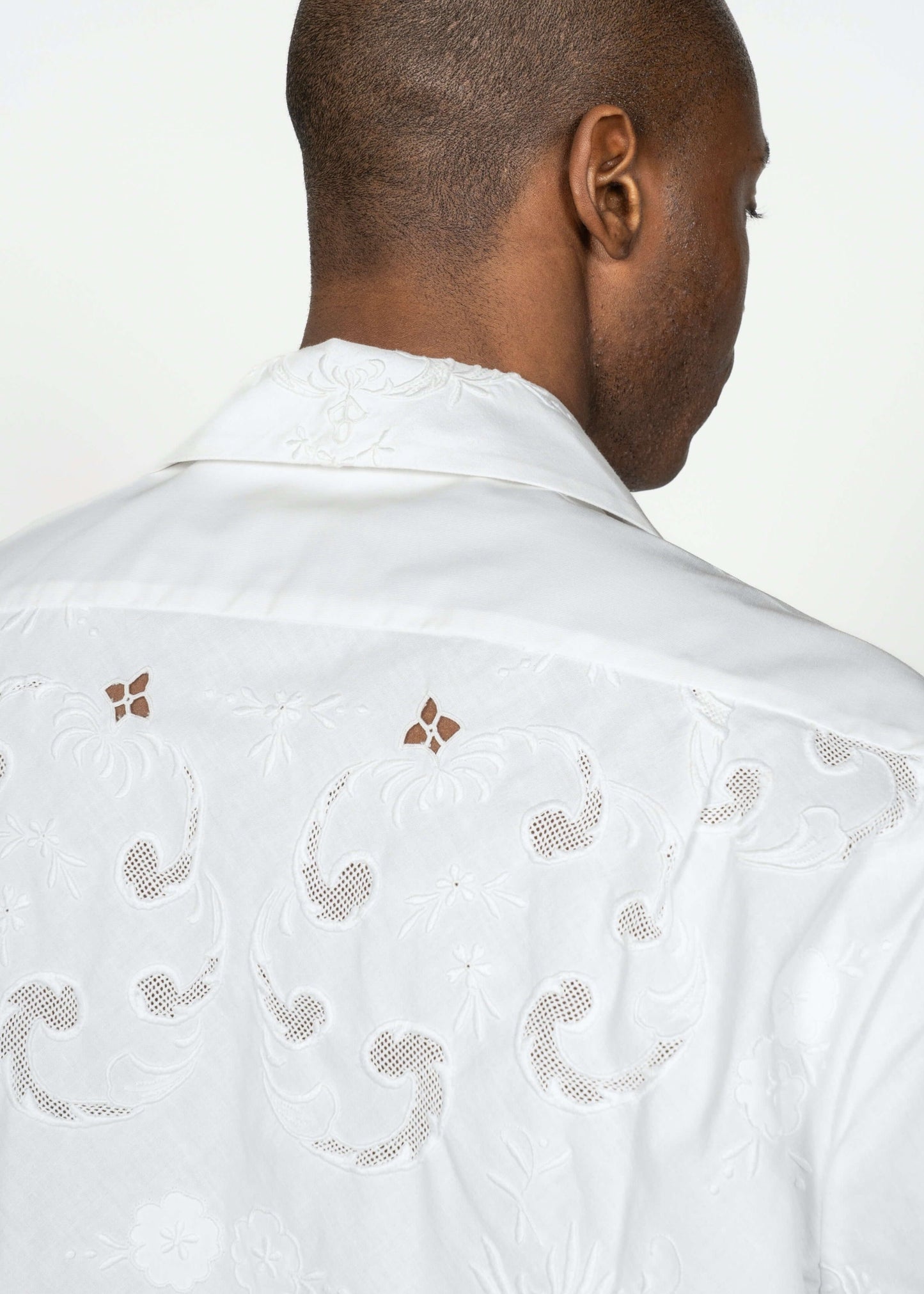 The André Shirt / White with Semicircular Back