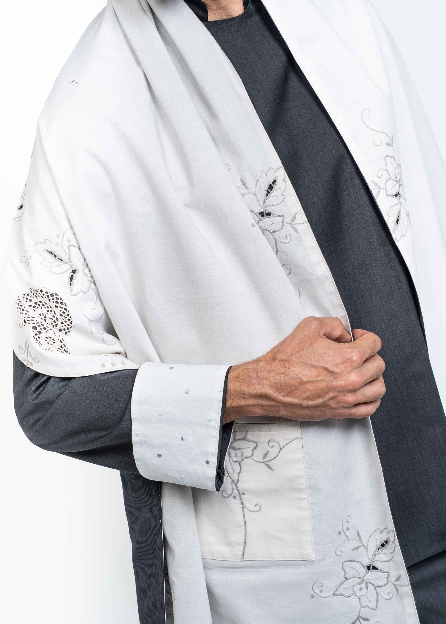 His Shawl Carchoal