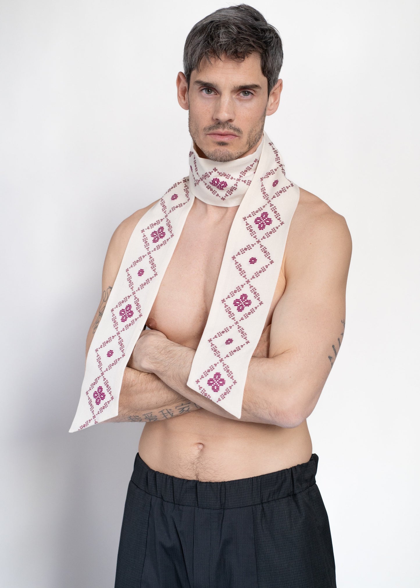 The Slim Scarf Off White with Embroidery in Burgundy