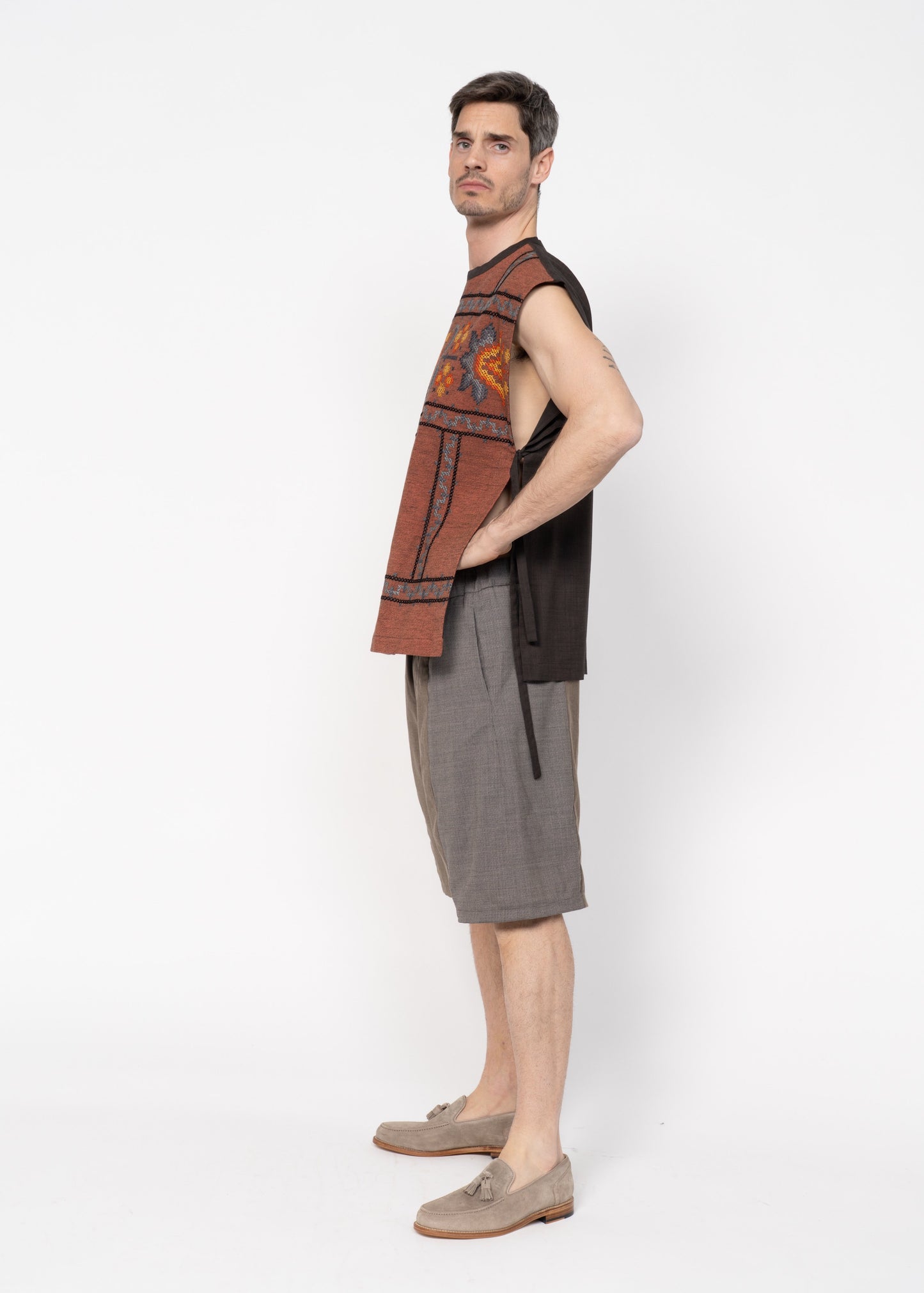 The Vest Brick Red German Embroidery / Brown Back