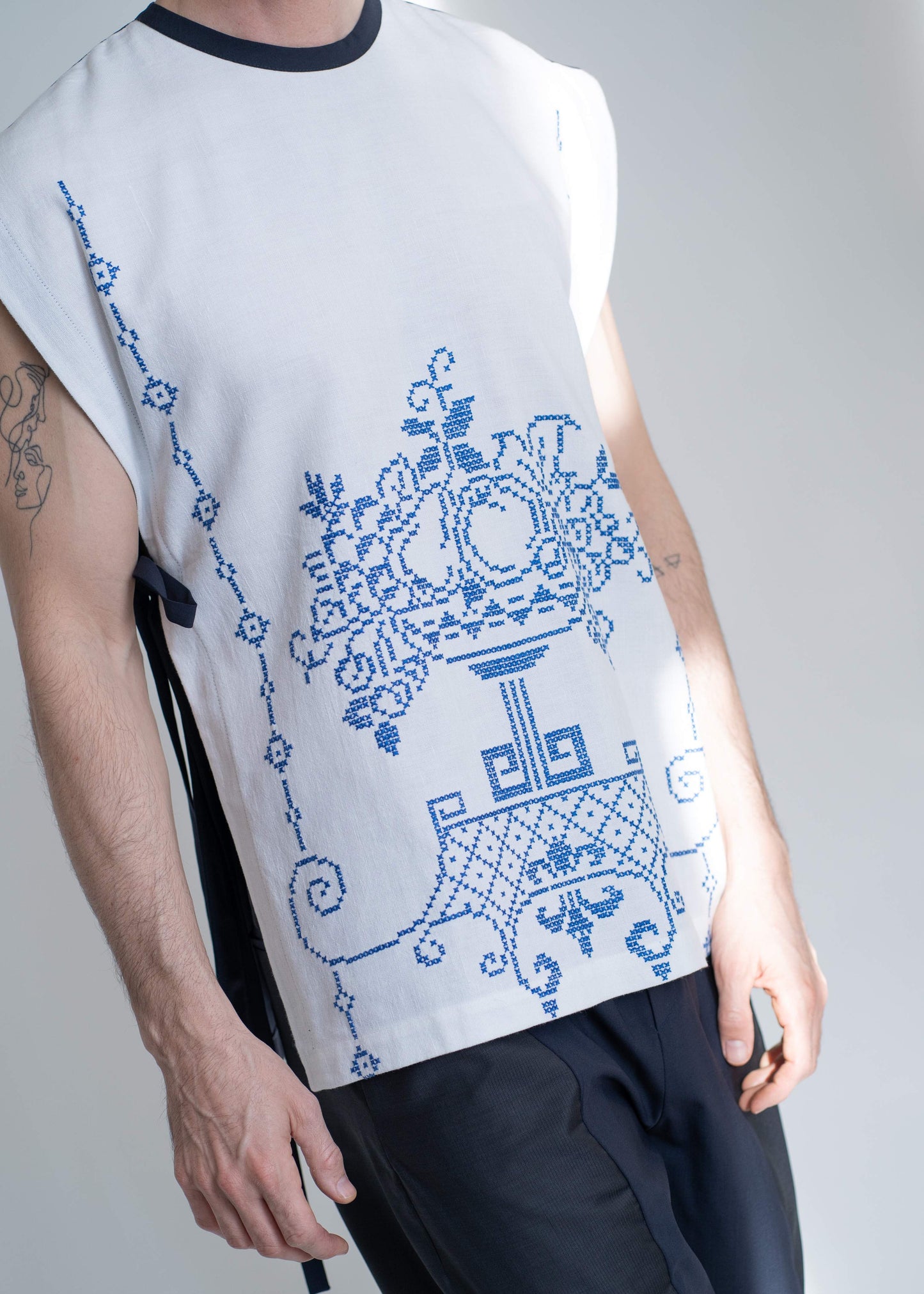 The Vest Blue / White