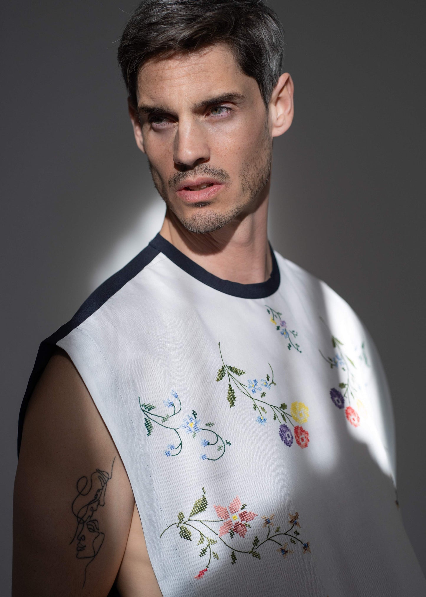 The Vest Embroidered / Blue Back