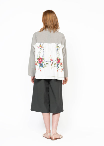 The Pleated Back Shirt / Embroidered Flowers