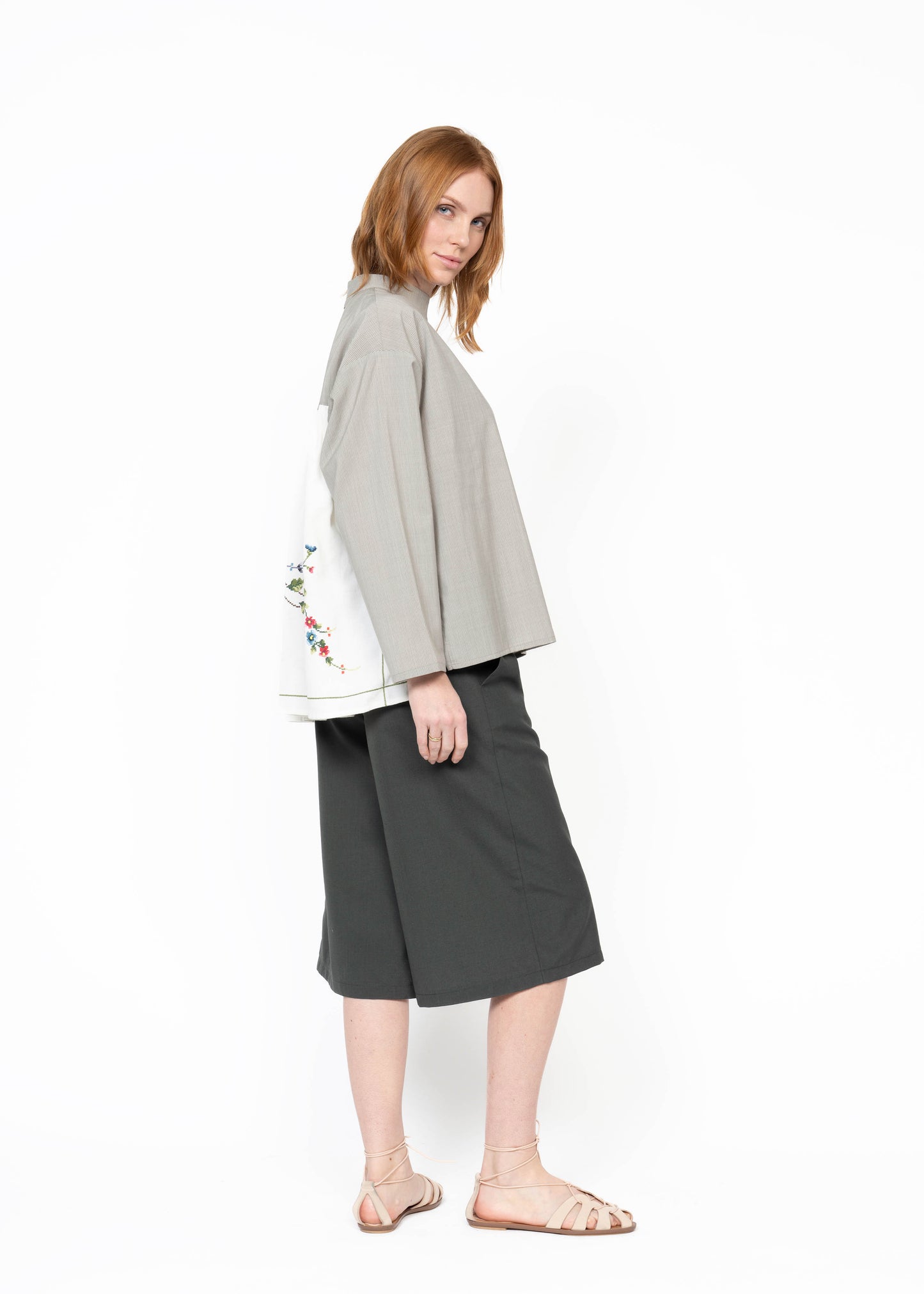 The Pleated Back Shirt / Embroidered Flowers