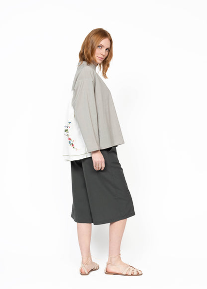 The Pleated Back Shirt / Embroidered Flowers