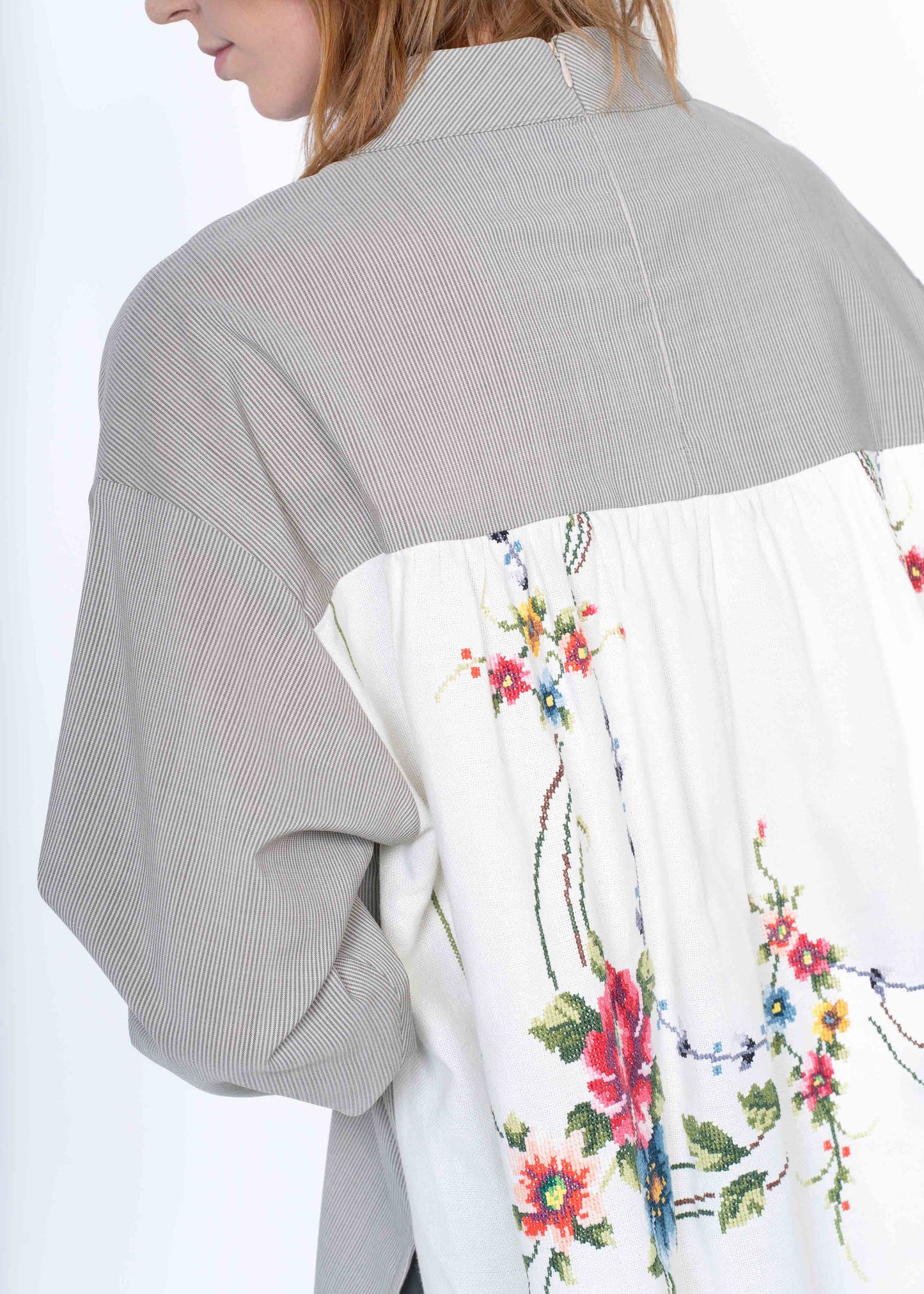 The Pleated Back Shirt / Embroidered Flowers