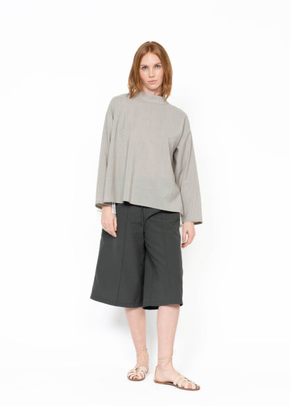 The Pleated Back Shirt / Embroidered Flowers