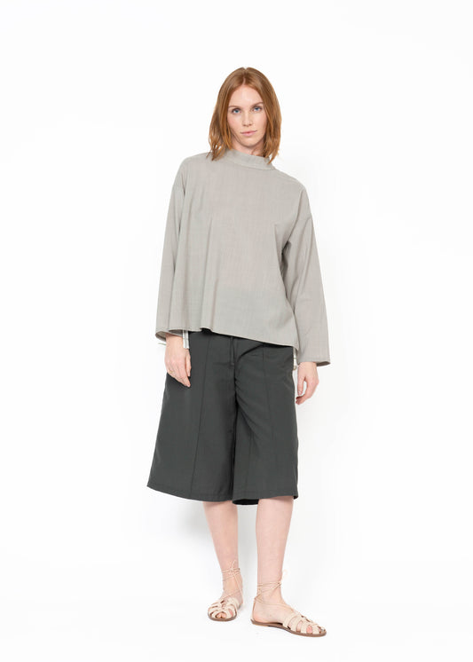 The Pleated Back Shirt / Embroidered Flowers