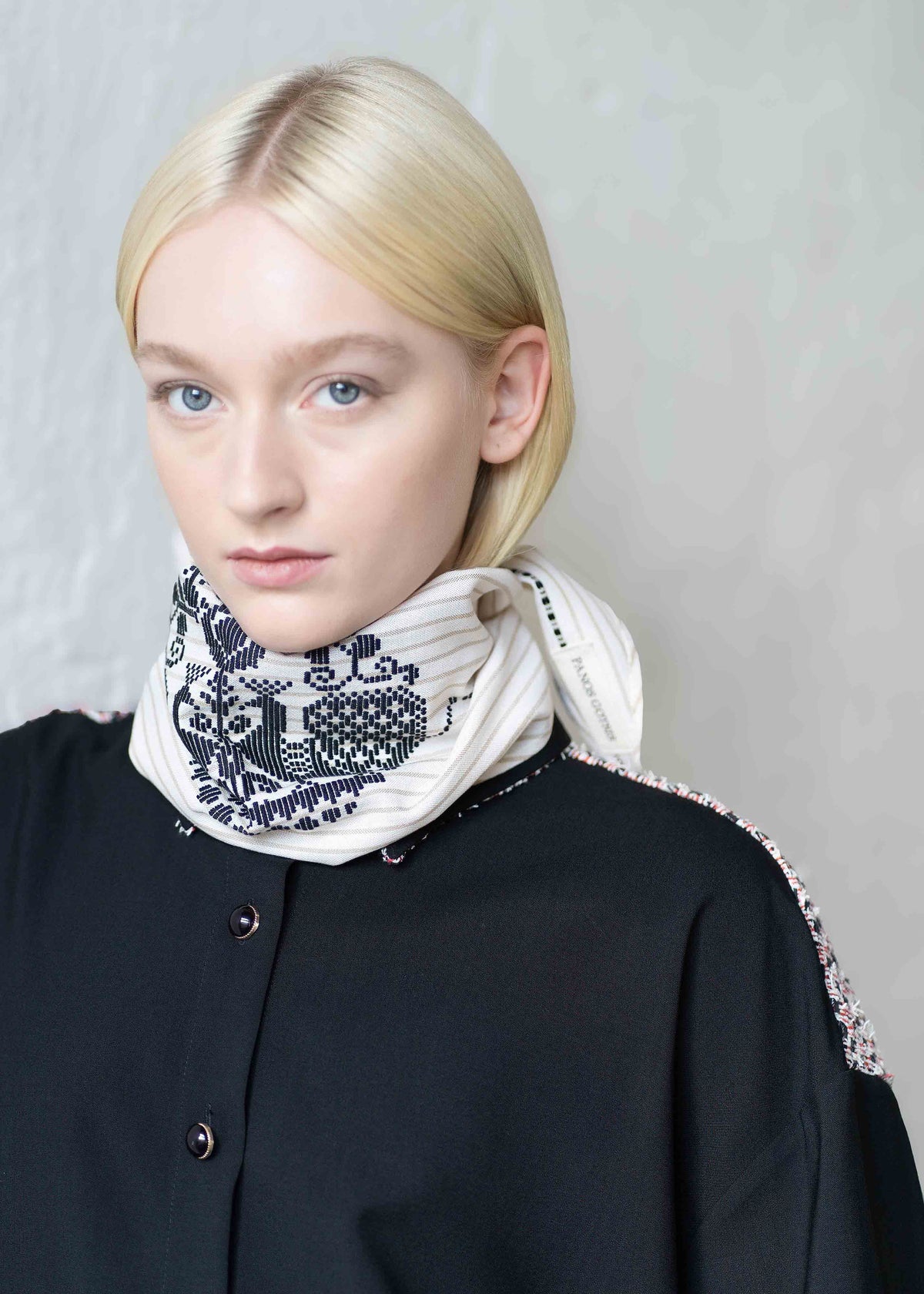 The Rhombus Scarf / Beige Stirpes / Black Embroidery