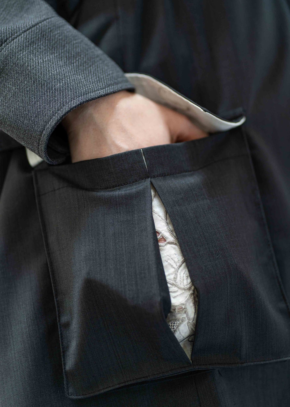The Cargo Shorts in Charcoal